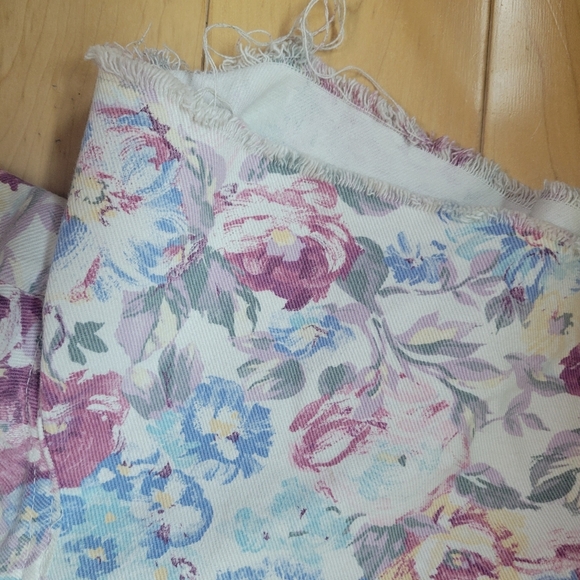 🌸 Vintage Sasson High-Waisted Floral Denim Shorts | Size 5 (Fits XS–S) | EUC 🌸 - Picture 2 of 5